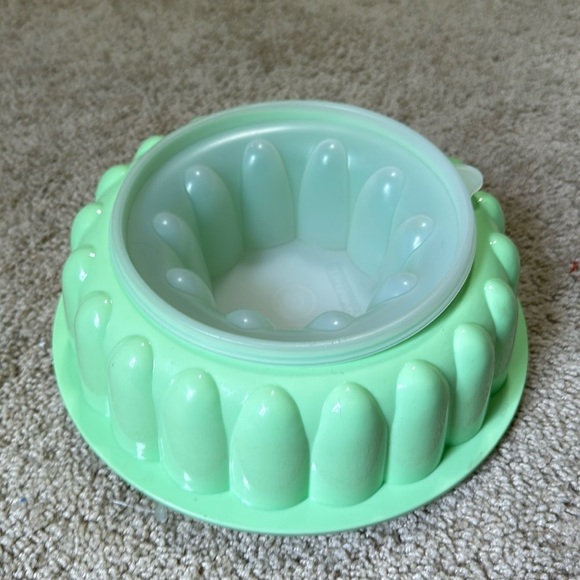 Tupperware Round Jello Mold Green - Picture 1 of 3